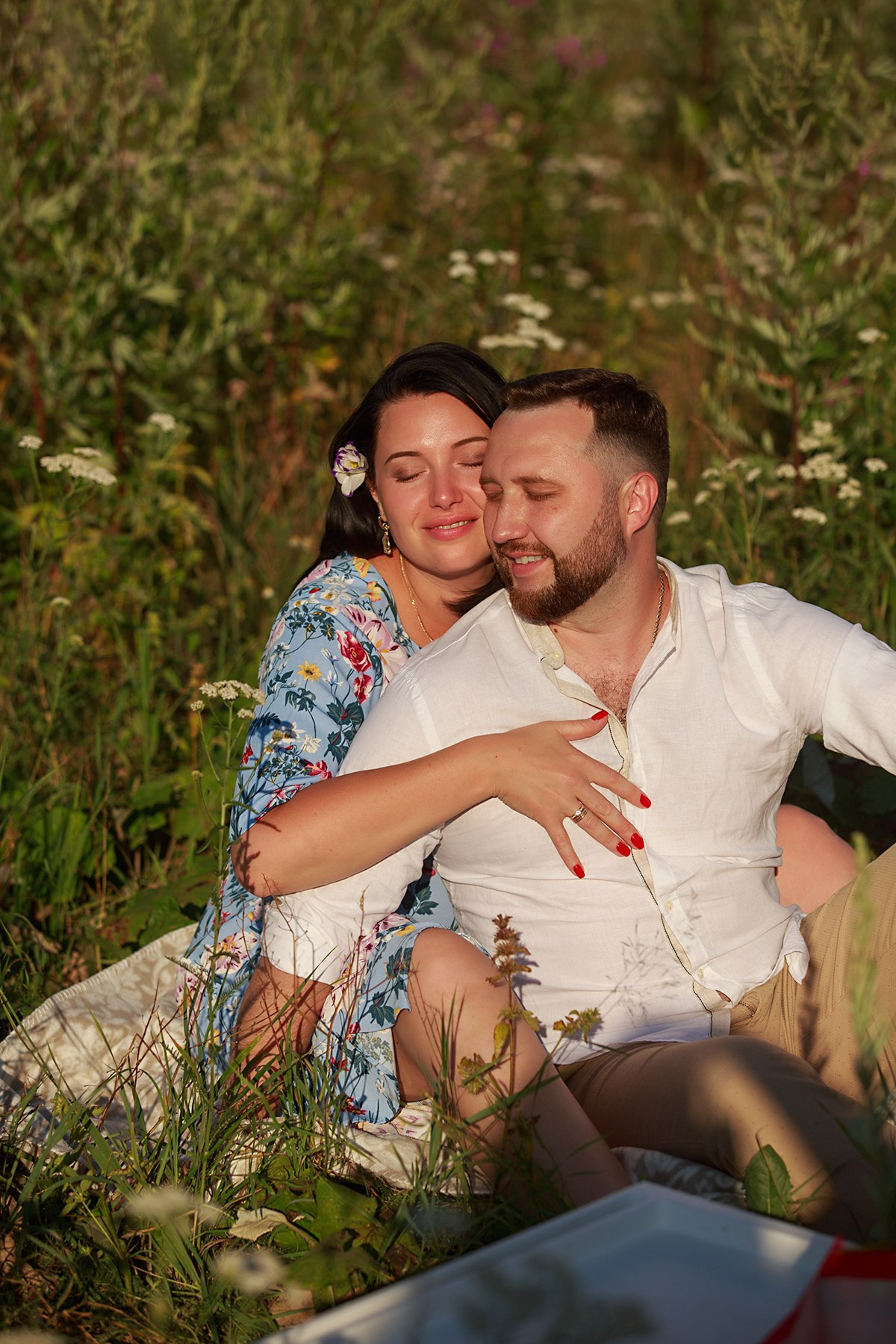 Фотосессия лавстори lovestory на годовщину свадьбы романтическая пара влюблённых в после цветов иван-чай. Семейный и детский фотограф в Москве Мария Быкова