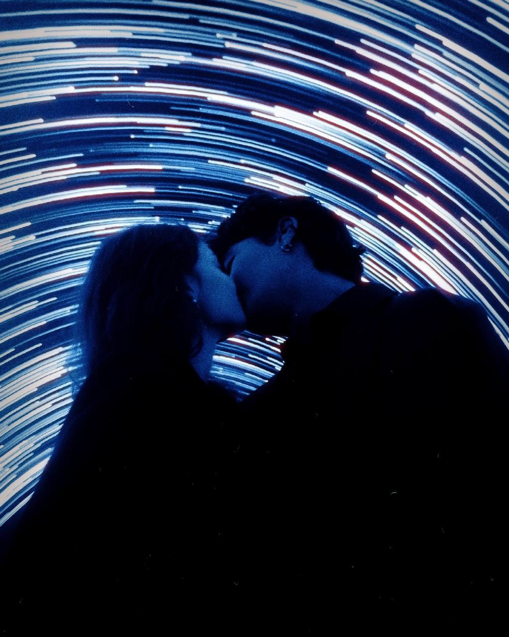 Coppia di ripresa. Fotografo a Mosca con un’atmosfera notturna di foto