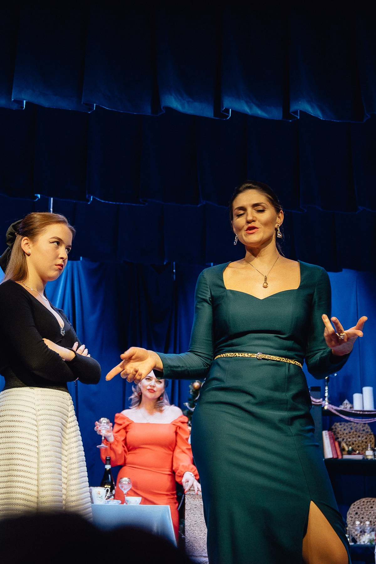 Театр Дом 8 Любящих женщин. Главная