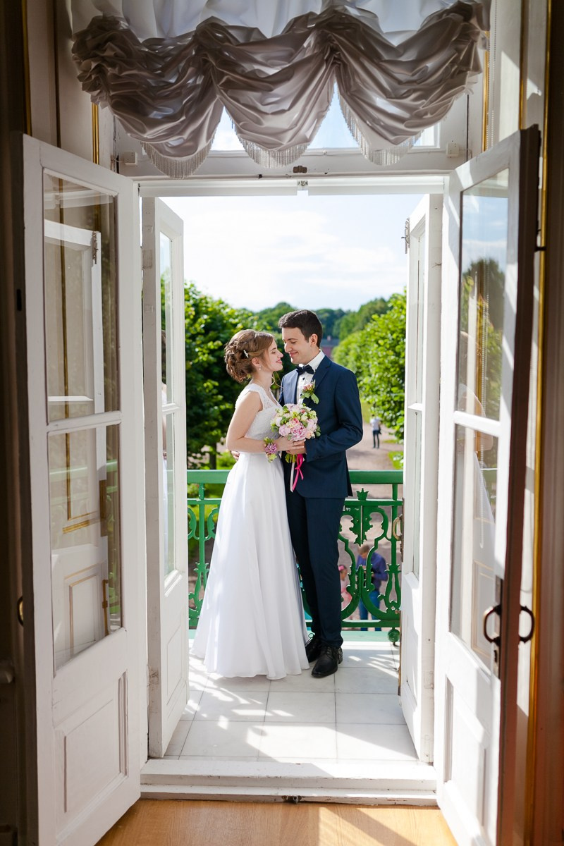 Свадебная пара в проеме двери