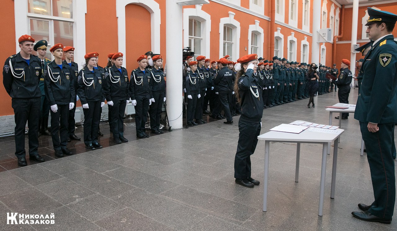 Воспитанники кадетских классов МЧС во время торжественного посвящения в кадеты в Атриуме Петропавловской крепости 