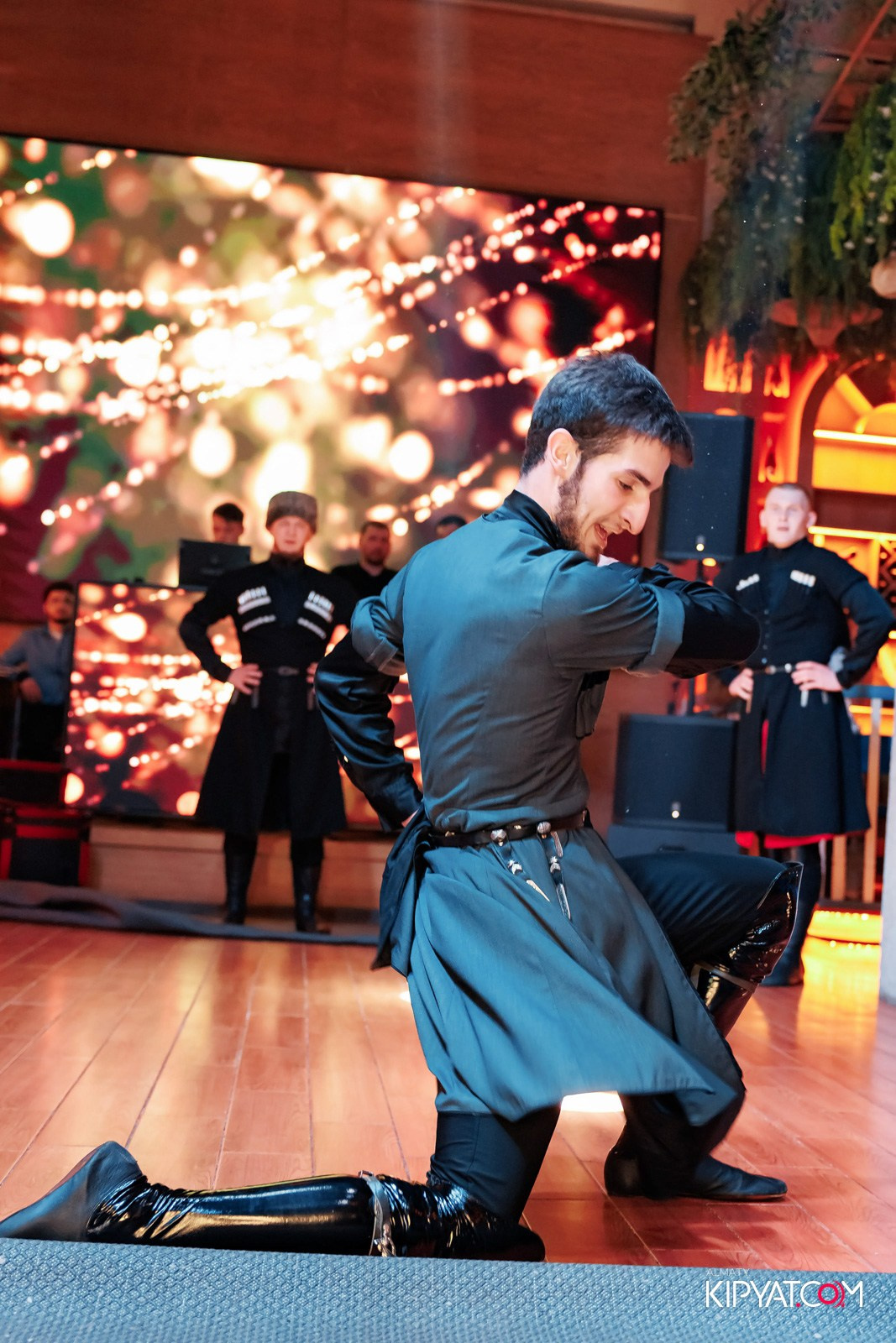 ГРУЗИНСКИЙ ДВОР НА КАБАНБАЙ БАТЫРА. КИПЯТКОМ АЛМАТЫ!