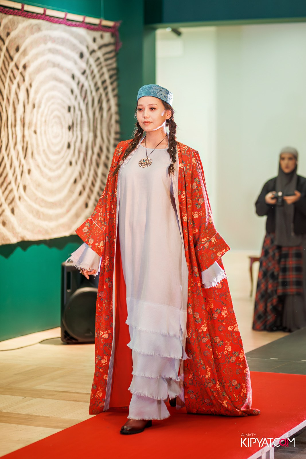 FASHION ПОКАЗ, КАЗАХСКОЙ НАЦИОНАЛЬНОЙ ОДЕЖДЫ. КИПЯТКОМ АЛМАТЫ!