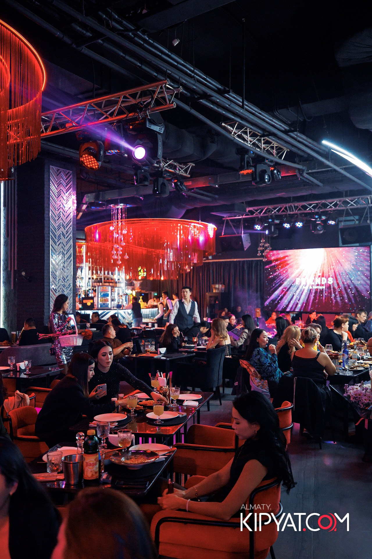 FRIENDS BAR & TERRACE. КИПЯТКОМ АЛМАТЫ! Фотосъемка мероприятий в Алматы