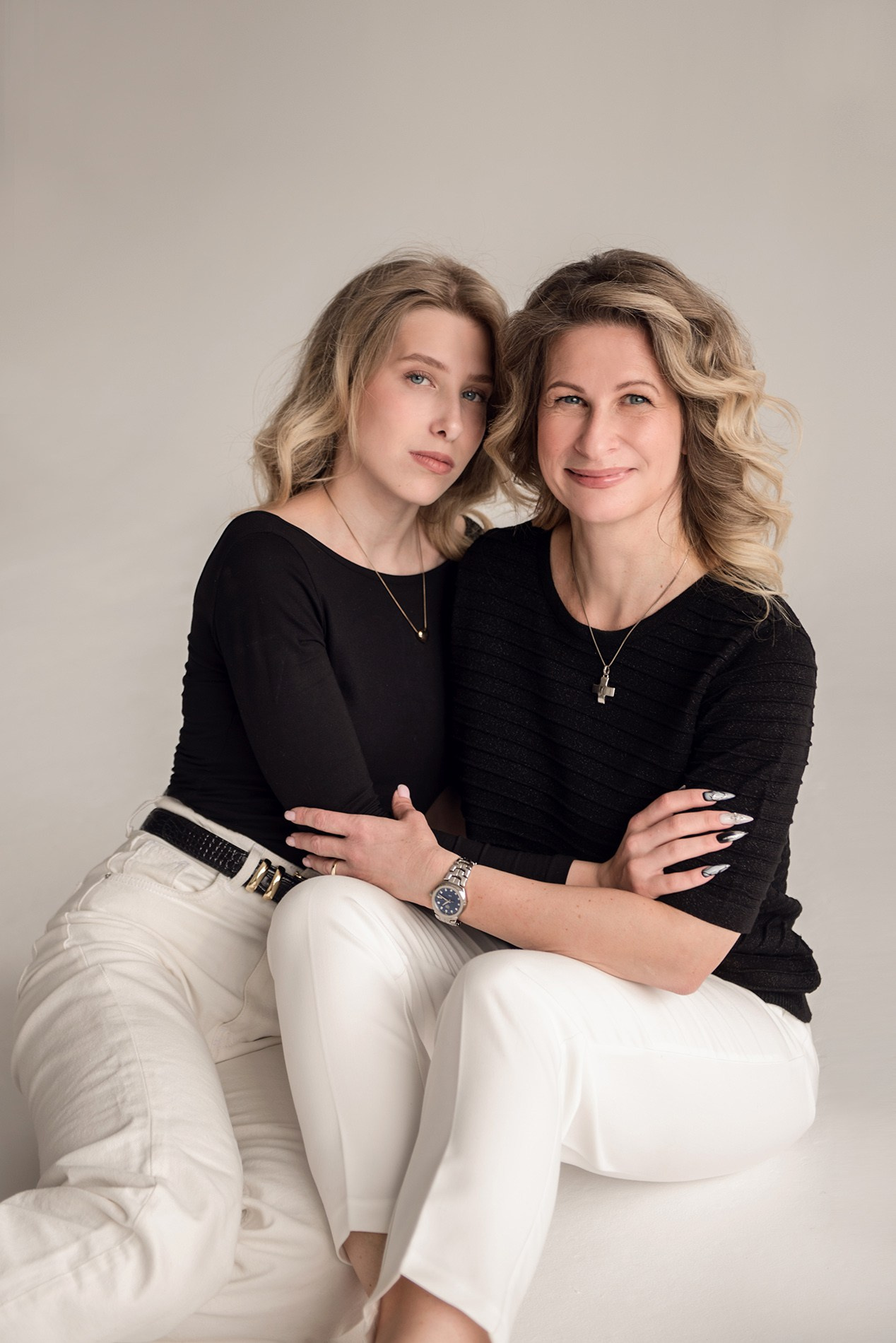 photo shoot for mom and daughter in the studio