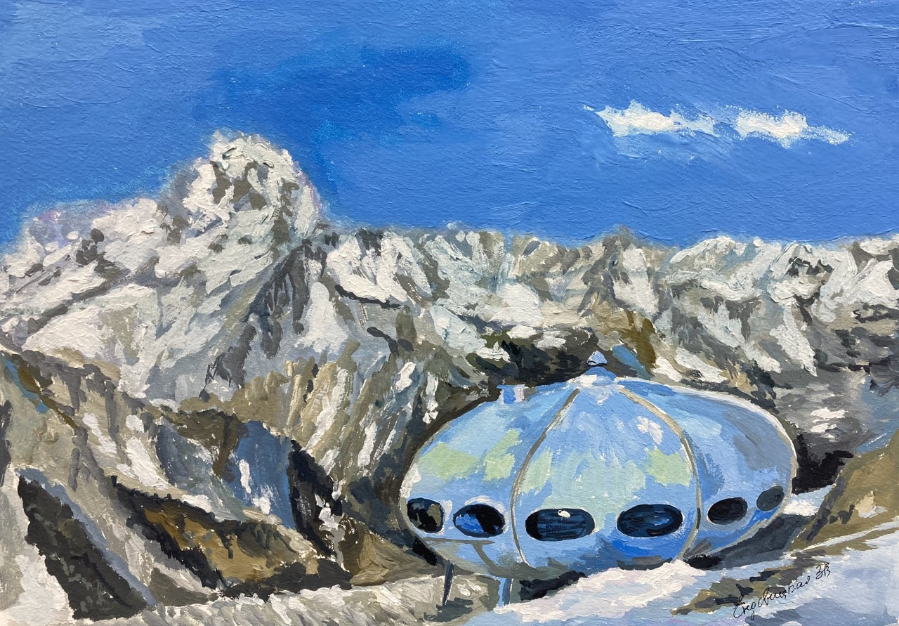 в горах Домбая круглая гостиница Тарелка. Изображена в зимний период