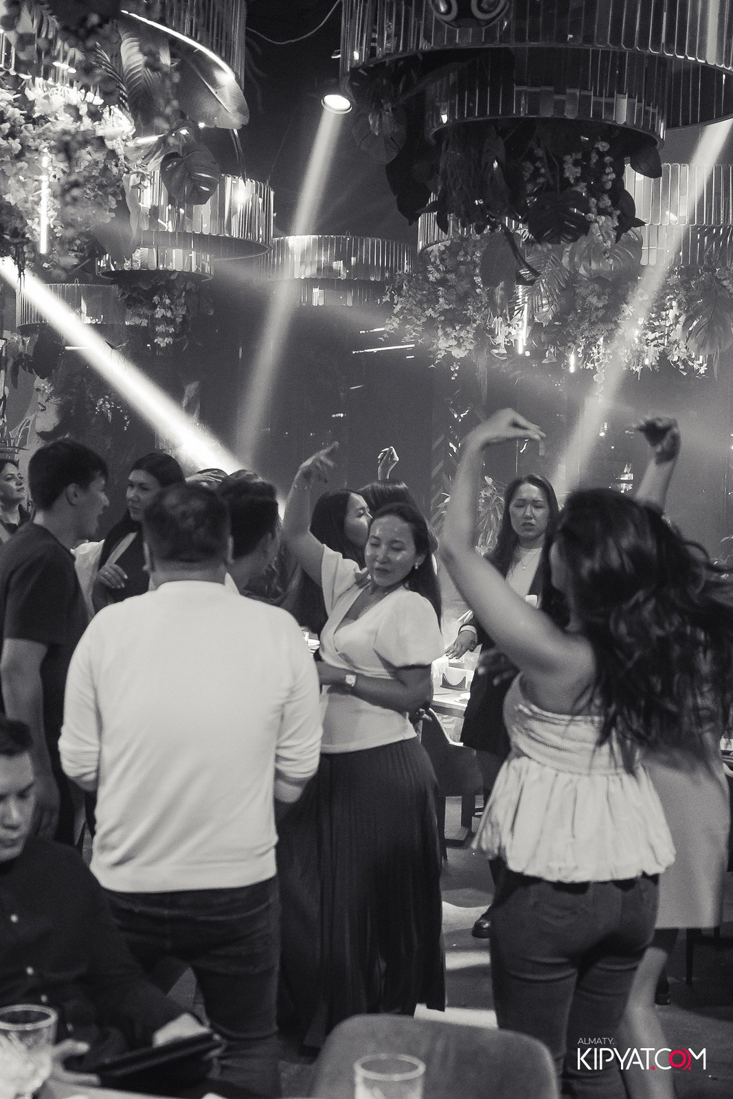 FRIENDS BAR & TERRACE. КИПЯТКОМ АЛМАТЫ!