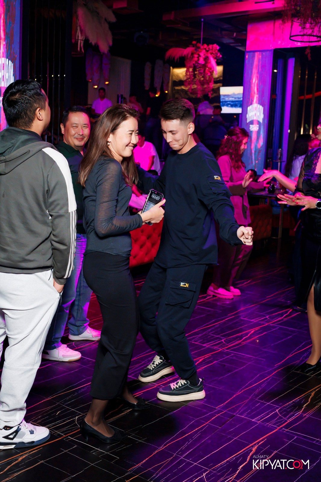 БАР ПАНАЕХАЛИ НА ТОЛЕ БИ. КИПЯТКОМ АЛМАТЫ!