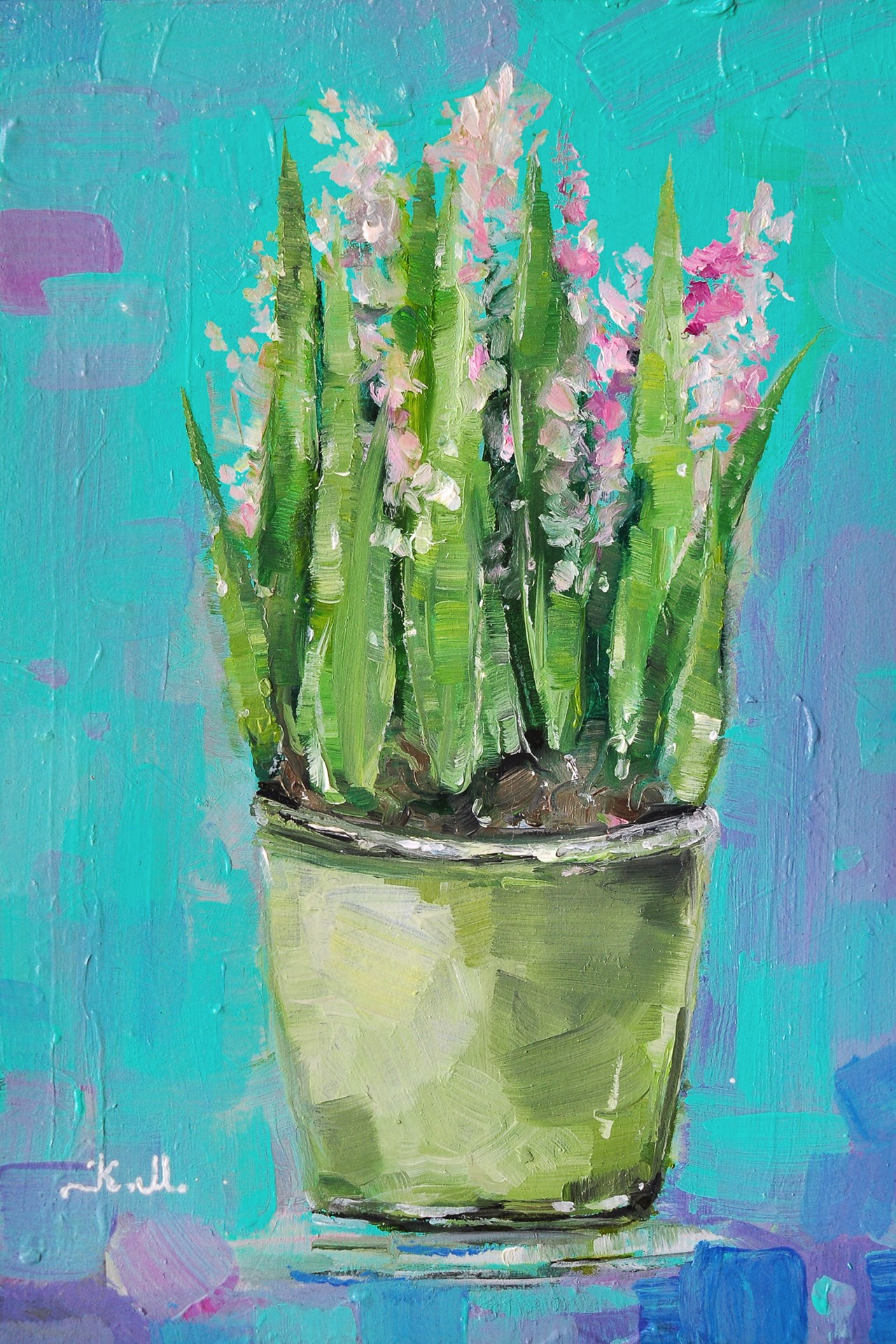 Цветущие гиацинты с нежно-розовыми цветами в зелёном горшке на текстурированном бирюзовом фоне с мазками от кисти.