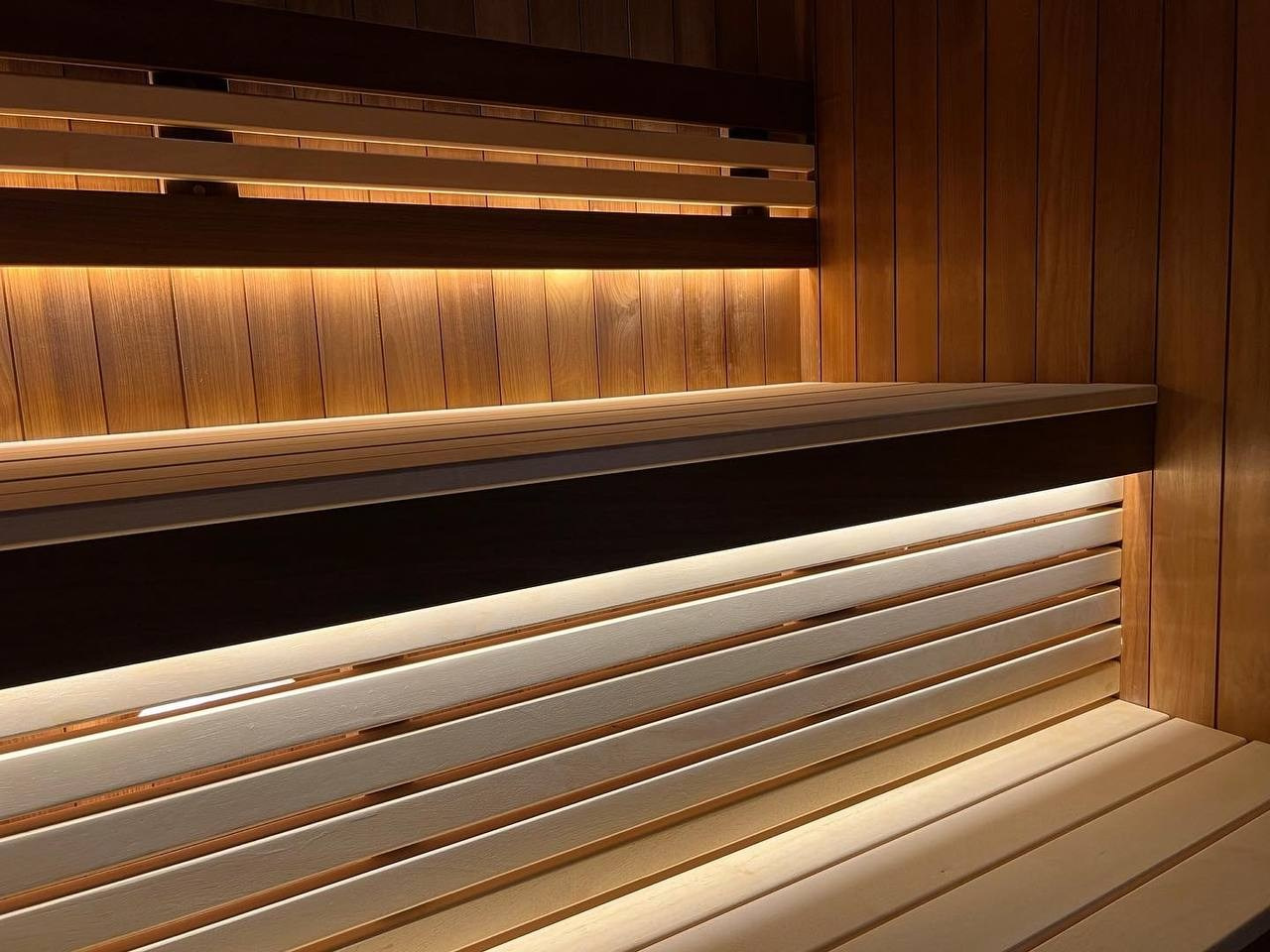 Просторная сауна в Киришах: термоосина, абаши, термоабаши, разные сценарии освещения и панорамная входная группа. SaunaTopMasters