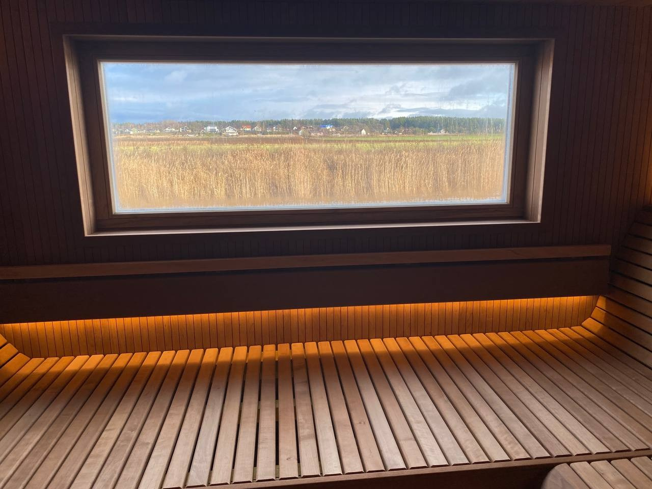 Парная, в которой есть даже Диван! Все детали в ней из термоольхи, а печь с автозаливом сама поддержит температурно- влажностный режим. SaunaTopMasters