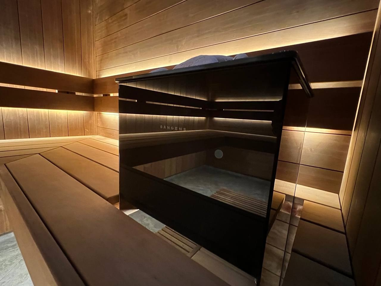 Парная в Киссолово: термоольха, Sangens, чёрное стекло и потолок, усыпанный 200 мерцающими звёздами. SaunaTopMasters