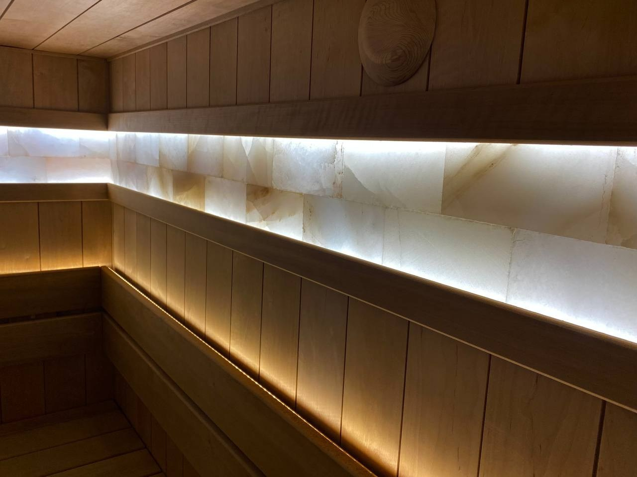 Сауна в Коростово из термоольхи с белоснежными линиями гималайской соли. Ширина доски в 135 мм придает небольшому помещению массивность. SaunaTopMasters