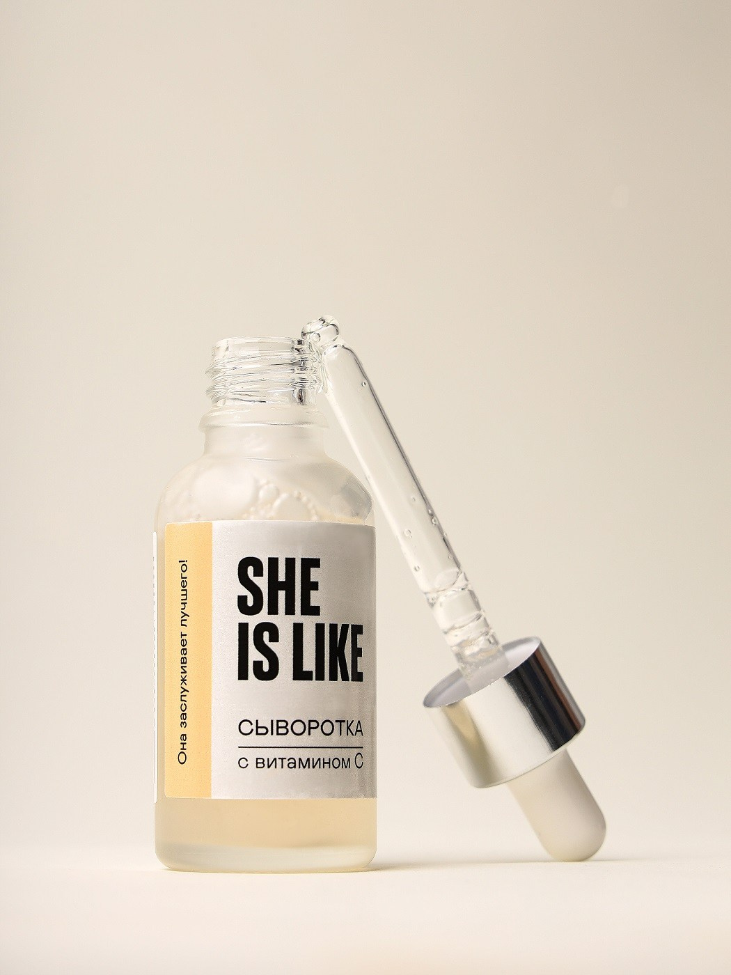 Элегантный элемент, запечатленный в предметной съемке на белом фоне.