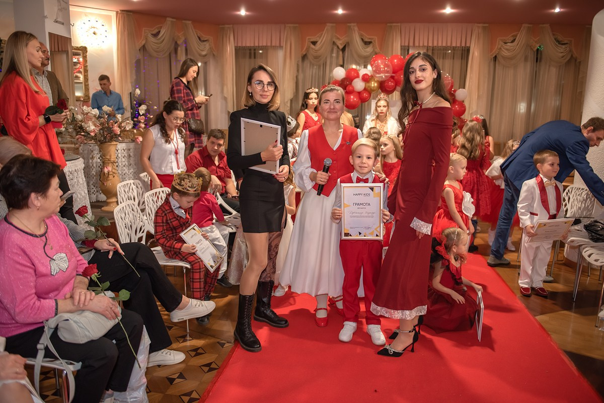 Выпускной в детской школе моделей HAPPYkids 2024. Семейный и коммерческий фотограф в Сочи Александр Бодунов