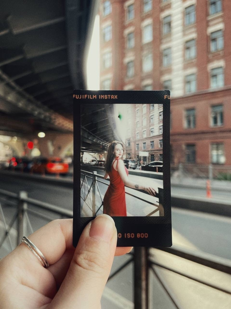 Кадры на инстакс instax моментальная фотография. Фотограф про чувства, моменты, любовь. свадебный и портретный фотограф