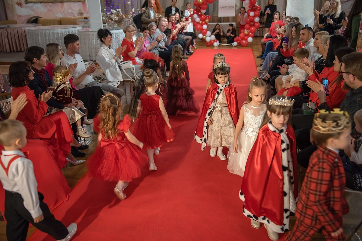 Выпускной в детской школе моделей HAPPYkids 2024. Семейный и коммерческий фотограф в Сочи Александр Бодунов