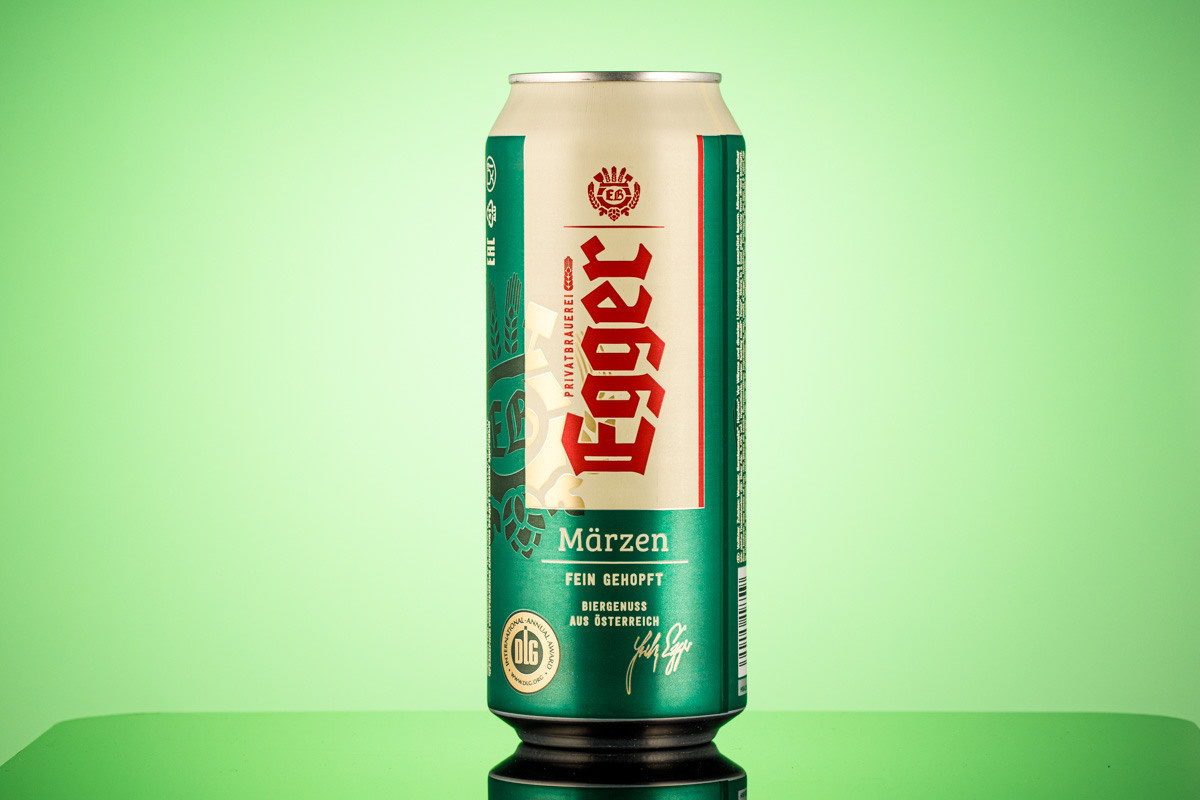 Банка пива на зеленом фоне