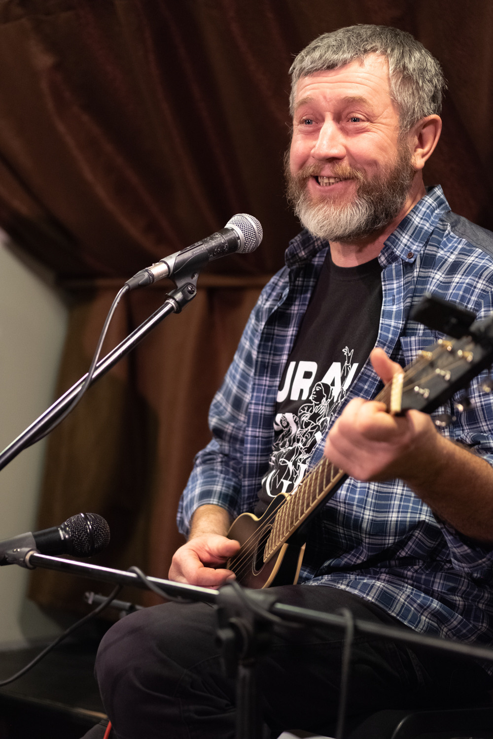 Александр Бормотов с гитарой на концерте