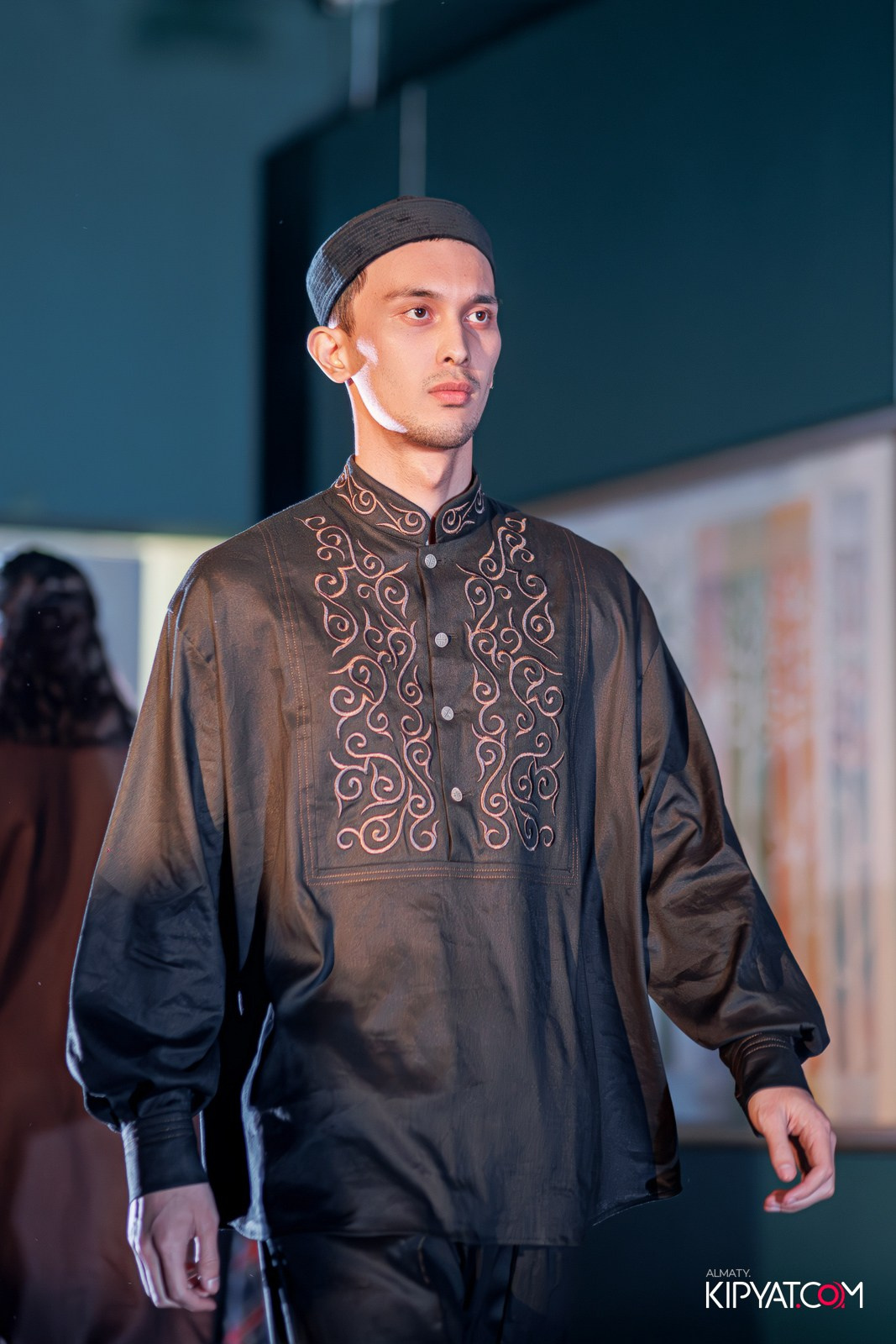 FASHION ПОКАЗ, КАЗАХСКОЙ НАЦИОНАЛЬНОЙ ОДЕЖДЫ. КИПЯТКОМ АЛМАТЫ!