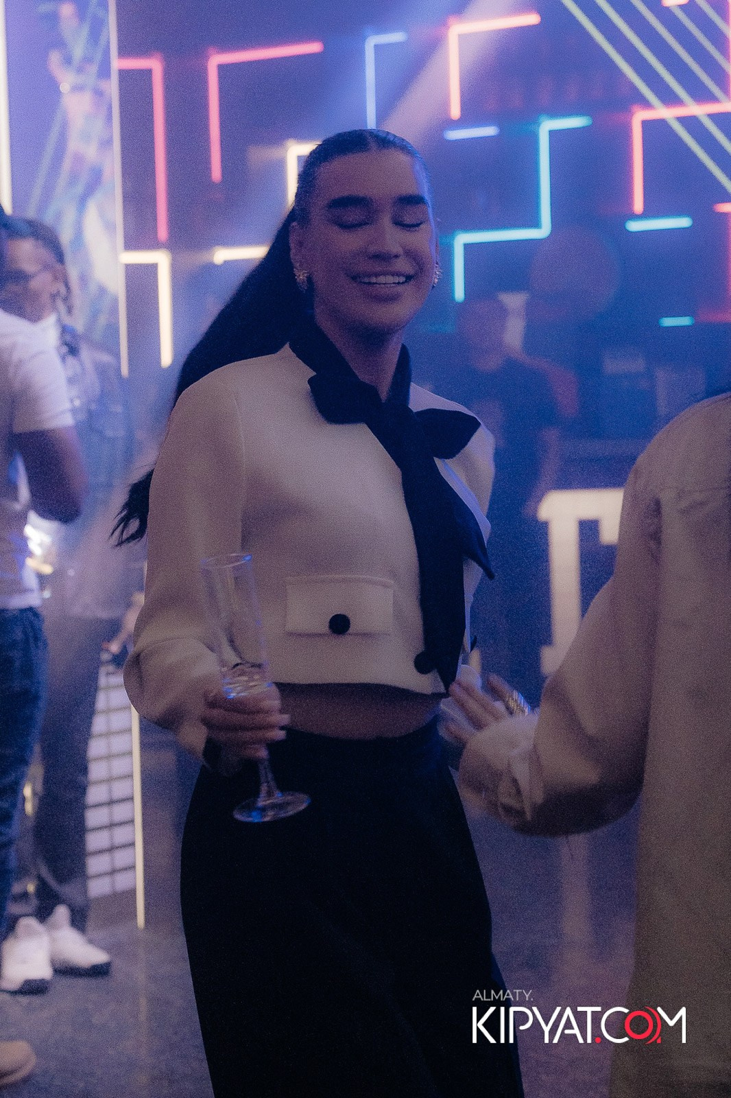 SANTA BARBARA — ВЫСТУПЛЕНИЕ LIZWI. КИПЯТКОМ АЛМАТЫ!