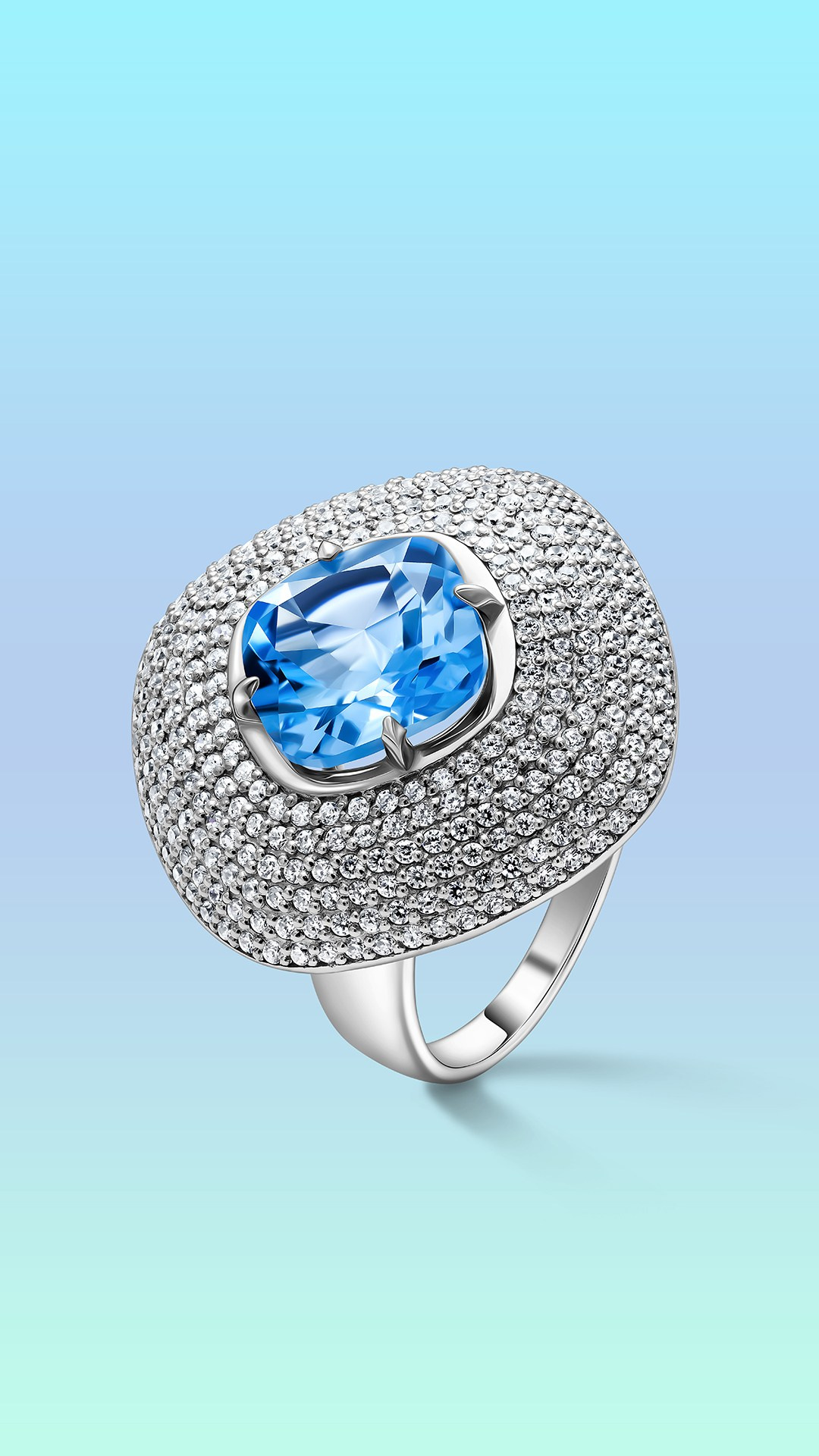 Фотосъемка ювелирных изделий, кольцо из белого металла с множеством бриллиантов на цветном фоне