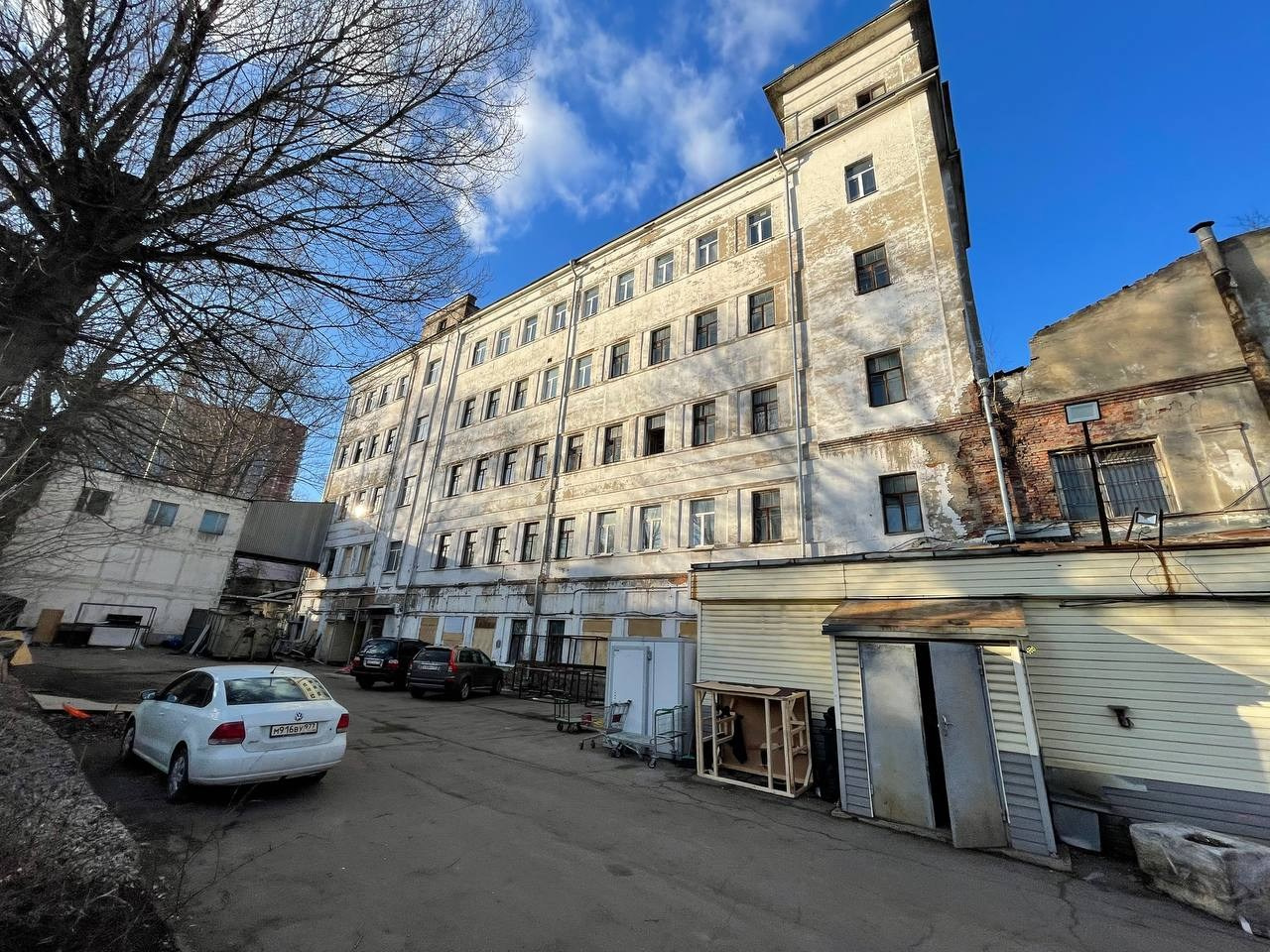 Уличная территория. Кино в НИИ СНЕГИРИ (Very Strong Place) — Москва