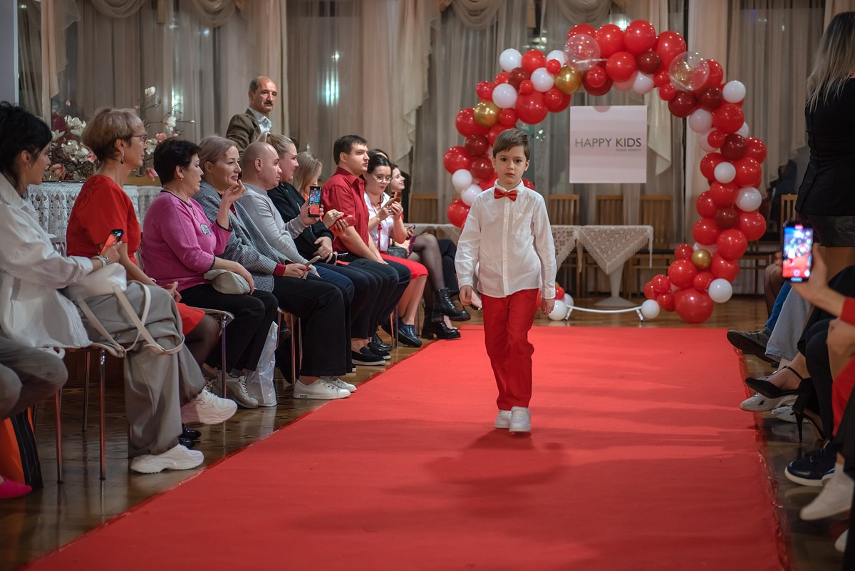 Выпускной в детской школе моделей HAPPYkids 2024. Семейный и коммерческий фотограф в Сочи Александр Бодунов