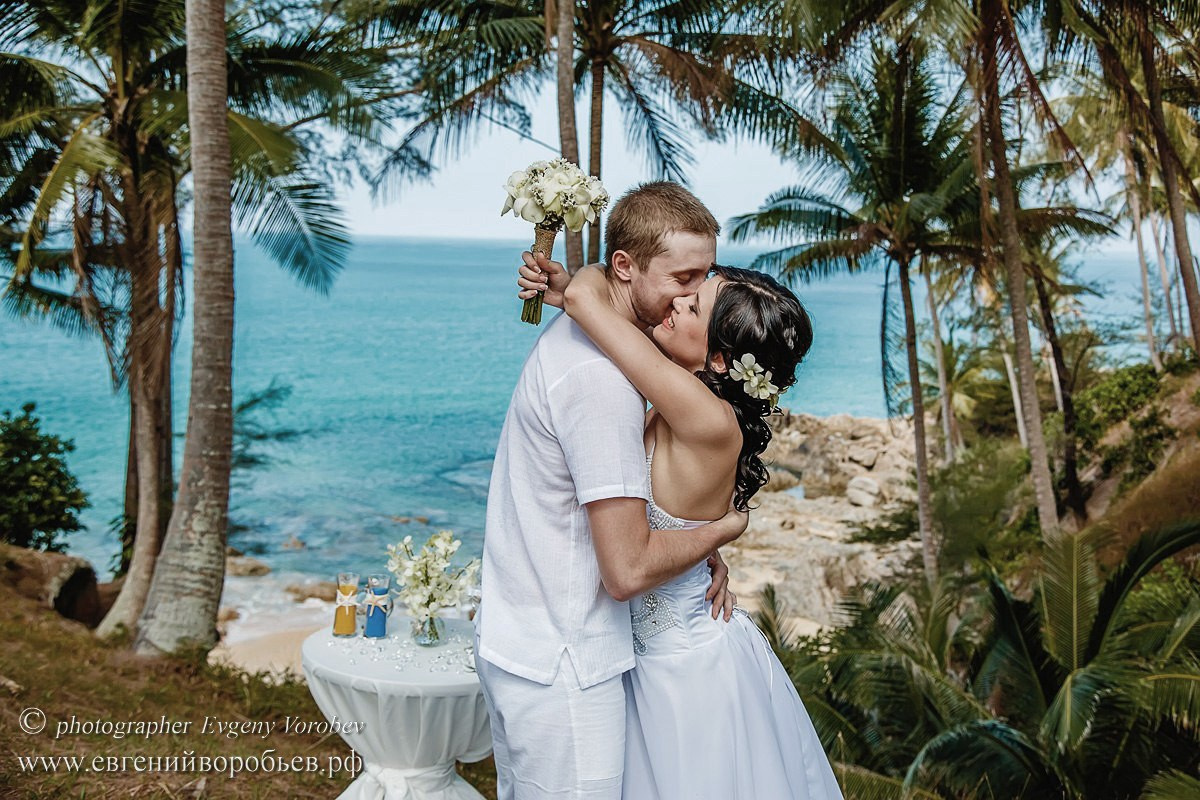 Свадебная фотосессия цветочная арка церемония Пхукет фотограф пляж невеста платье жених романтическая фотосъёмка Ката Карон Найхарн Патонг Найхарн Сурин море счастье радость идея место образ пример фото позы для фотосессии Phuket Naiharn Kata Karon Patong Surin 