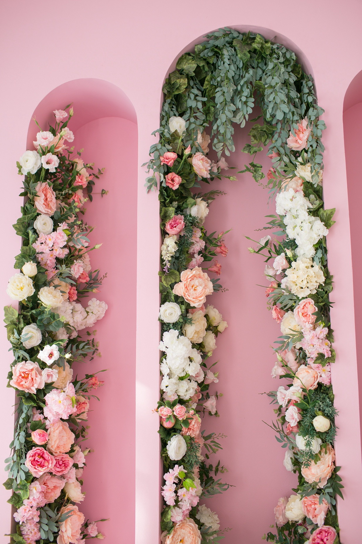 Цветочные декорации в розовом цвете