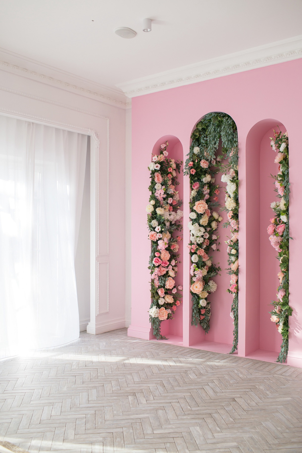 Светлый зал с декором