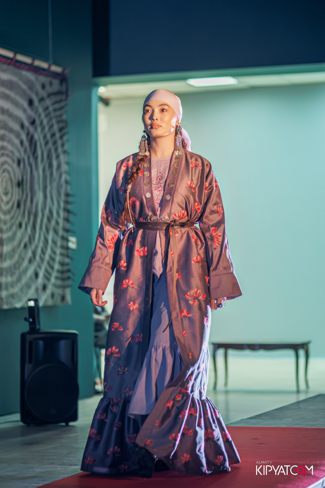 FASHION ПОКАЗ, КАЗАХСКОЙ НАЦИОНАЛЬНОЙ ОДЕЖДЫ. КИПЯТКОМ АЛМАТЫ!