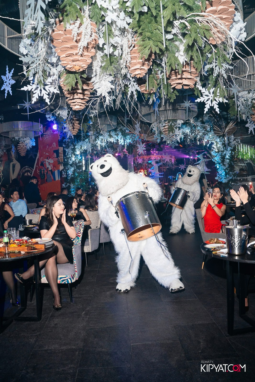 FRIENDS BAR & TERRACE. КИПЯТКОМ АЛМАТЫ!