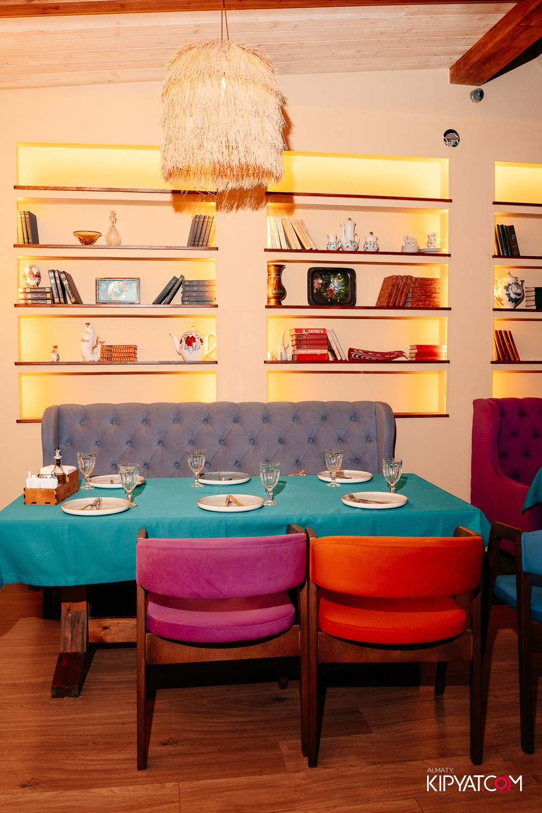 ГРУЗИНСКИЙ ДВОР НА КАБАНБАЙ БАТЫРА. КИПЯТКОМ АЛМАТЫ!