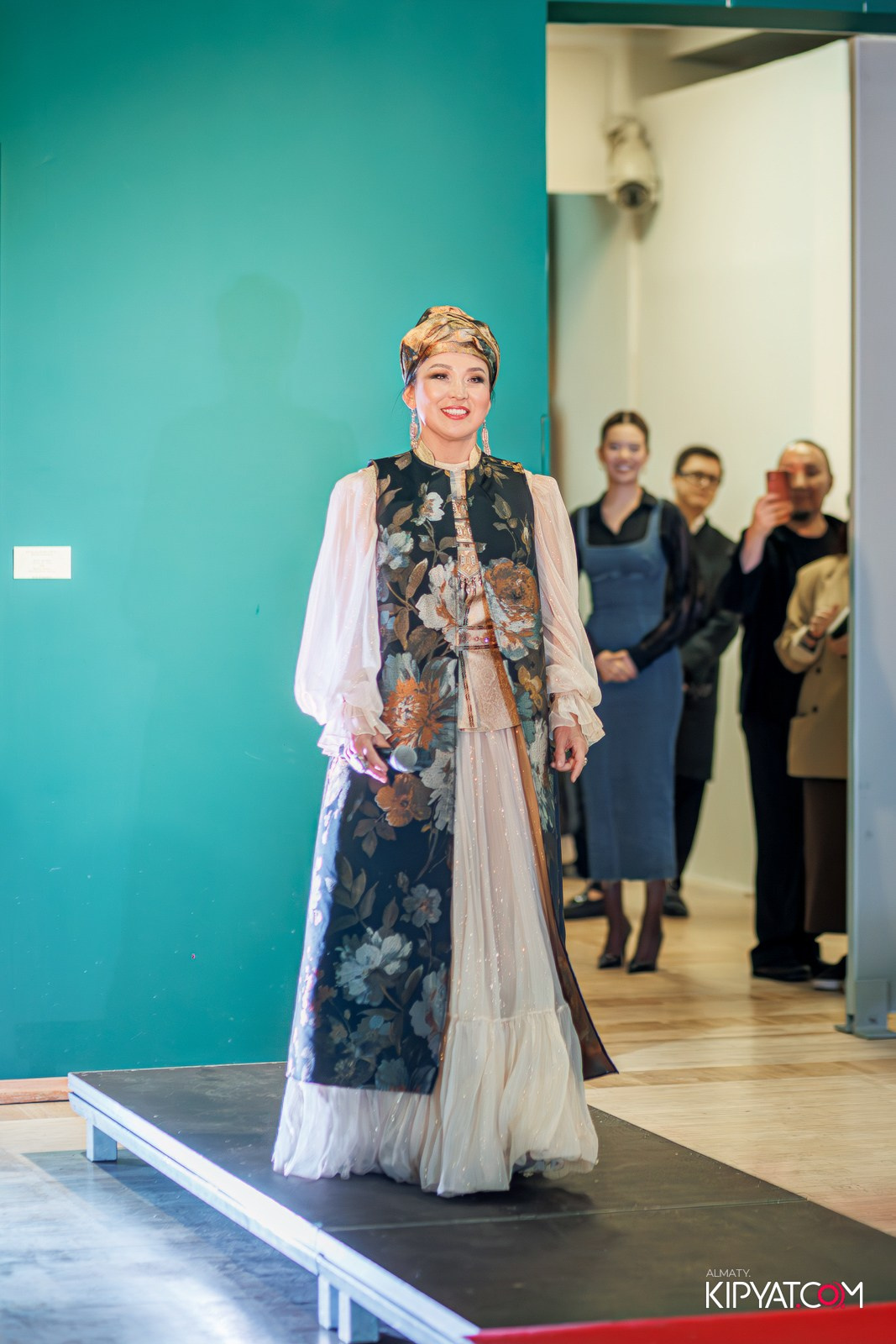 FASHION ПОКАЗ, КАЗАХСКОЙ НАЦИОНАЛЬНОЙ ОДЕЖДЫ. КИПЯТКОМ АЛМАТЫ!