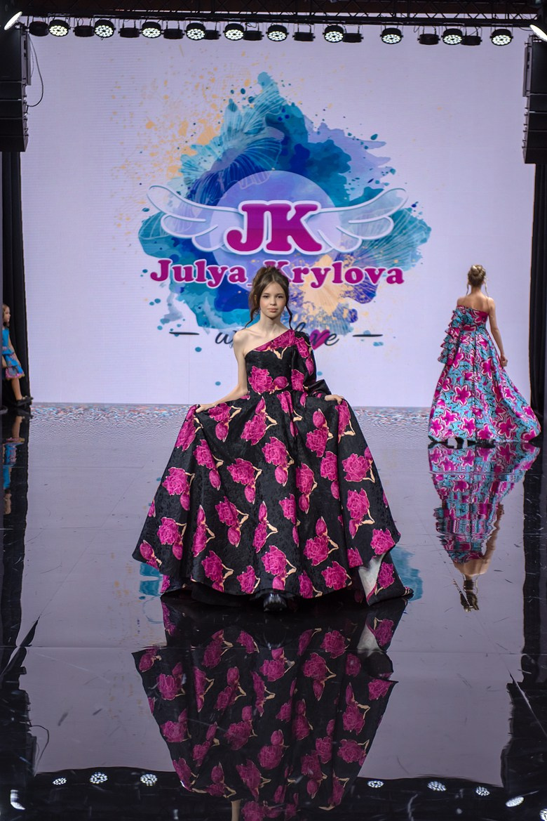 SochiFashionWeek2024 дизайнер Юлия Крылова. Семейный и коммерческий фотограф в Сочи Александр Бодунов
