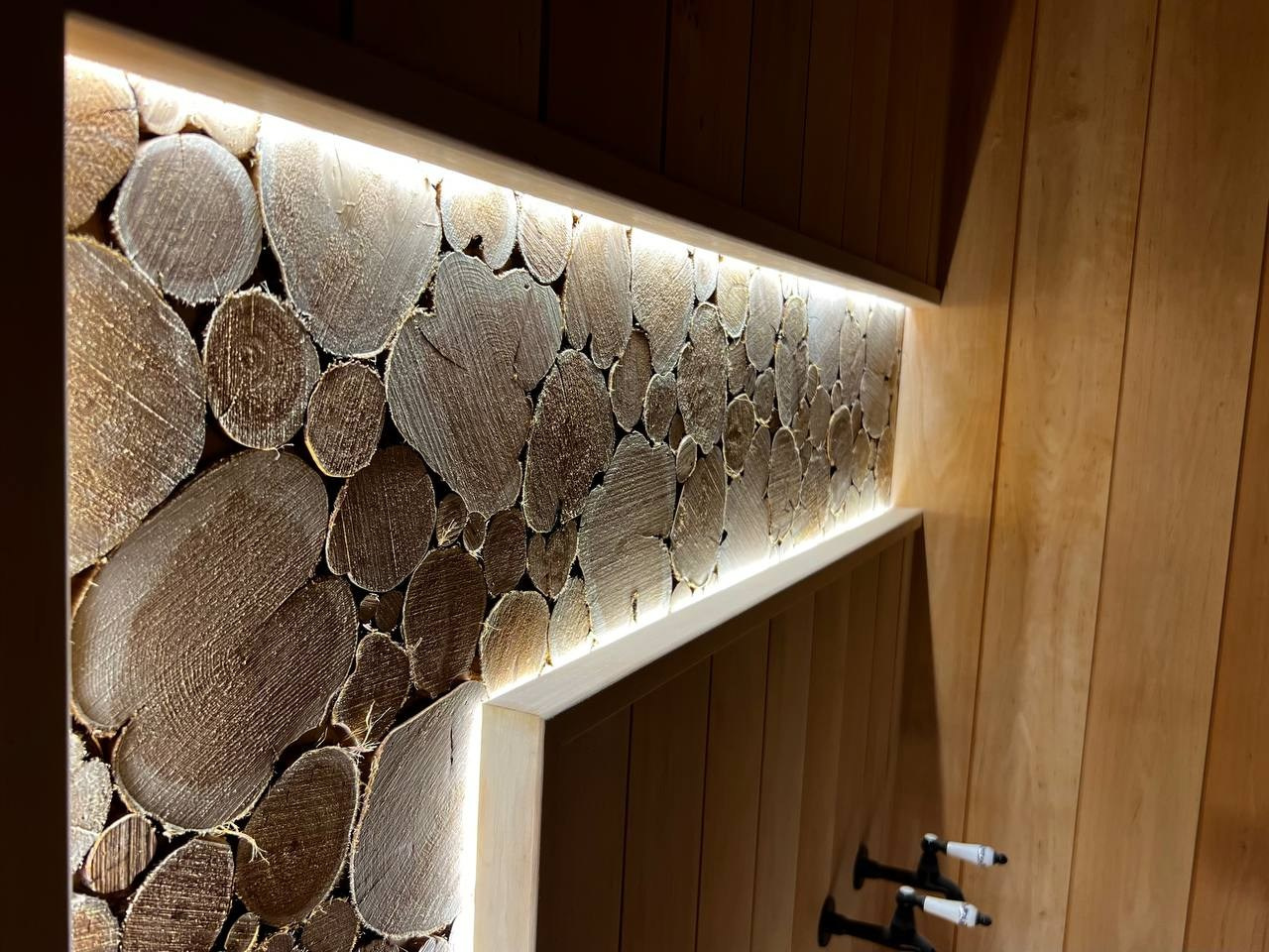 Просторная парная в Хюгге на озере. Создана для работы сразу двух, а то и трех пармастеров. Незабываемое парение обеспечено, проверяли лично. SaunaTopMasters