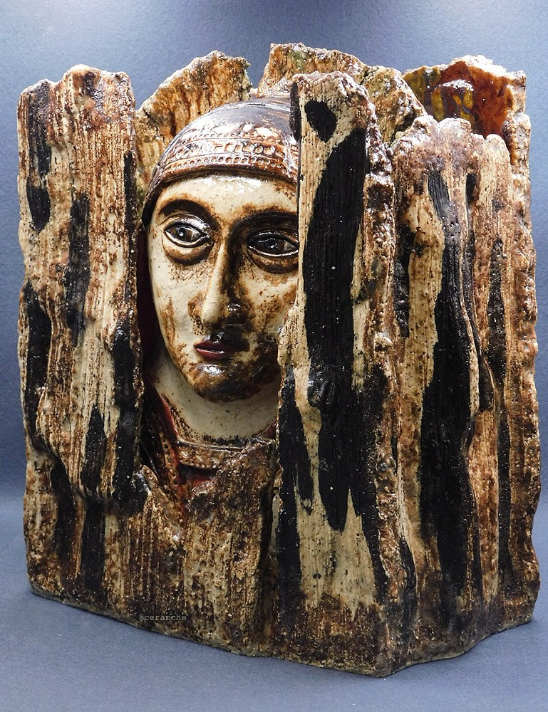 Керамическая скульптура Богородицы, выполненная по мотивам иконы Богоматери Одигитрия XVII века из Ново-Иерусалимского монастыря. Авторская керамика, ручная работа.