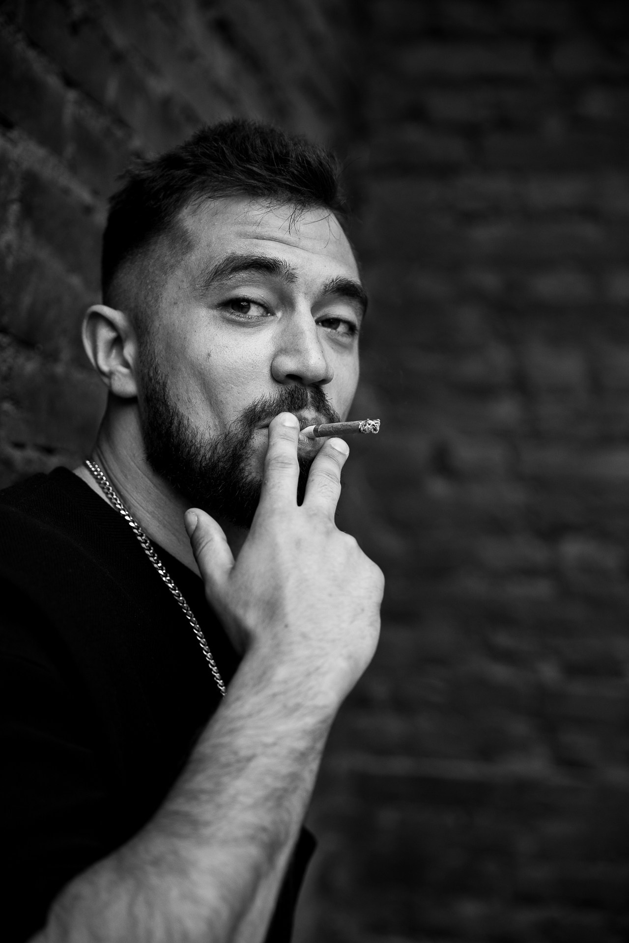 Мужчина с бородой курит сигарету