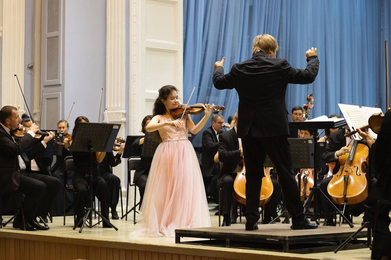 На сцене. Скрипачка Анна Савкина
