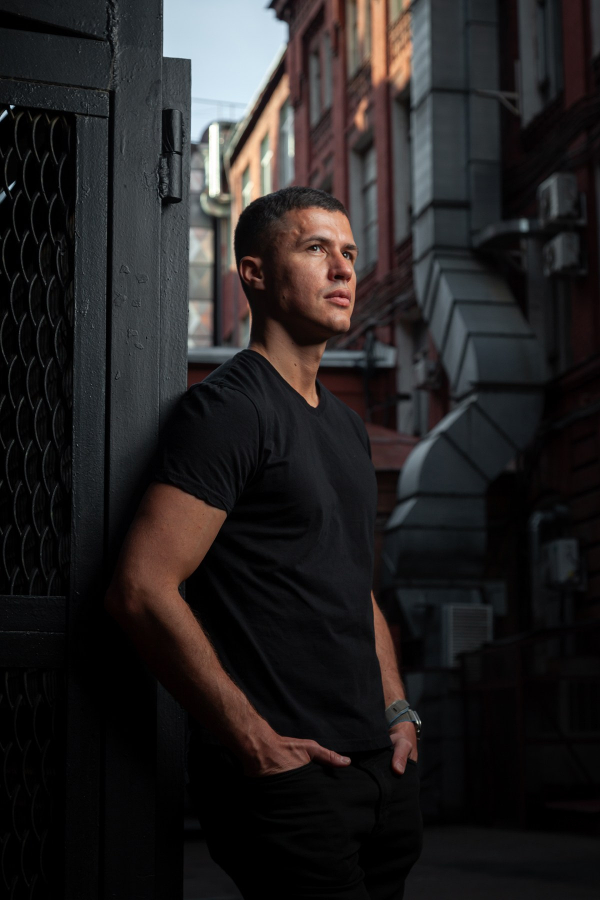 Портрет молого мужчины  в чёрной футболке, фабрика "Красный Октябрь"