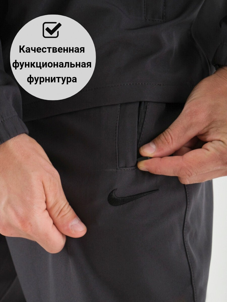 Мужская фотосессия в макетплейсов в городе Орехово-Зуево: стильный мужчина позирует на белом фоне, в фотостудии города, демонстрируя уверенность и харизму. Фотография подчеркивает современный стиль и индивидуальность модели.