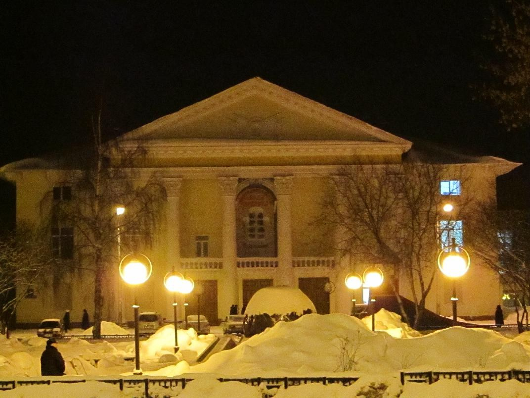 ДК Строителей и глобус Череповца