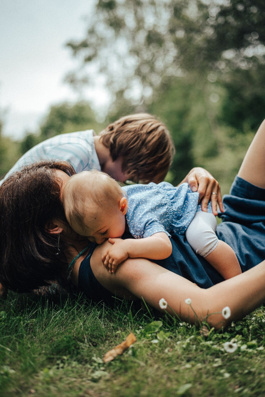 Коля, Ксюша, Саша, Андрей, Кира и бабушки | на даче