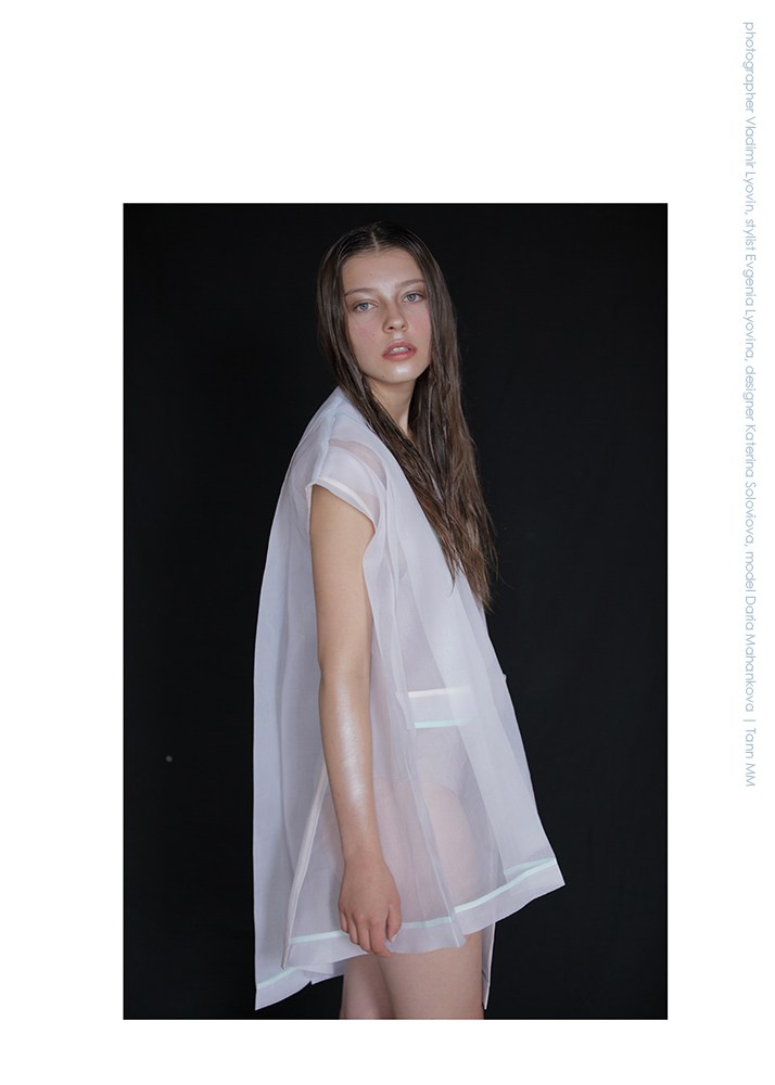 студийная фотосессия со светом от окна