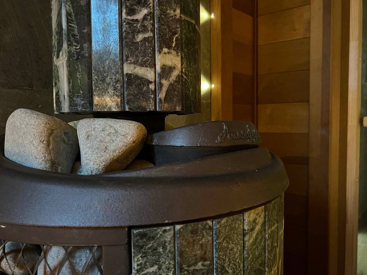 Атмосферная парная в Духанино. Атмосфера в ламелях из змеевика, ламповая печная зона. И хит сезона- термогигрометр от Cariitti. SaunaTopMasters