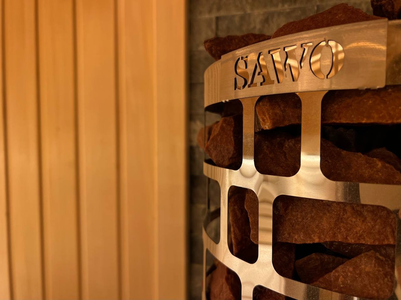 Светлая сауна в Пустынке. Выполнена в классическом стиле из липы и африканского абаши, отапливается электрокаменкой Sawo Aries. SaunaTopMasters