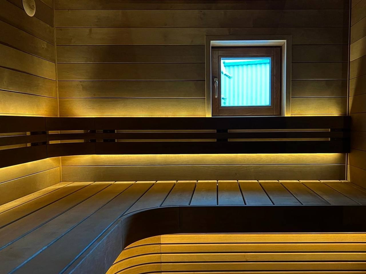 Атмосферная парная в Духанино. Атмосфера в ламелях из змеевика, ламповая печная зона. И хит сезона- термогигрометр от Cariitti. SaunaTopMasters