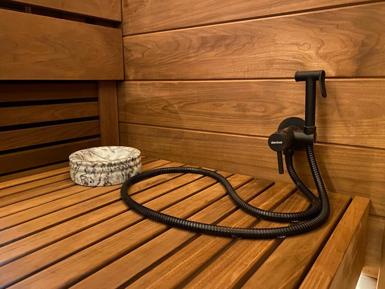 Сауна в селе Былово из термоосины: парящий потолок с подсветкой и скрытая электрокаменка с функцией залива воды — стильно и смело. SaunaTopMasters