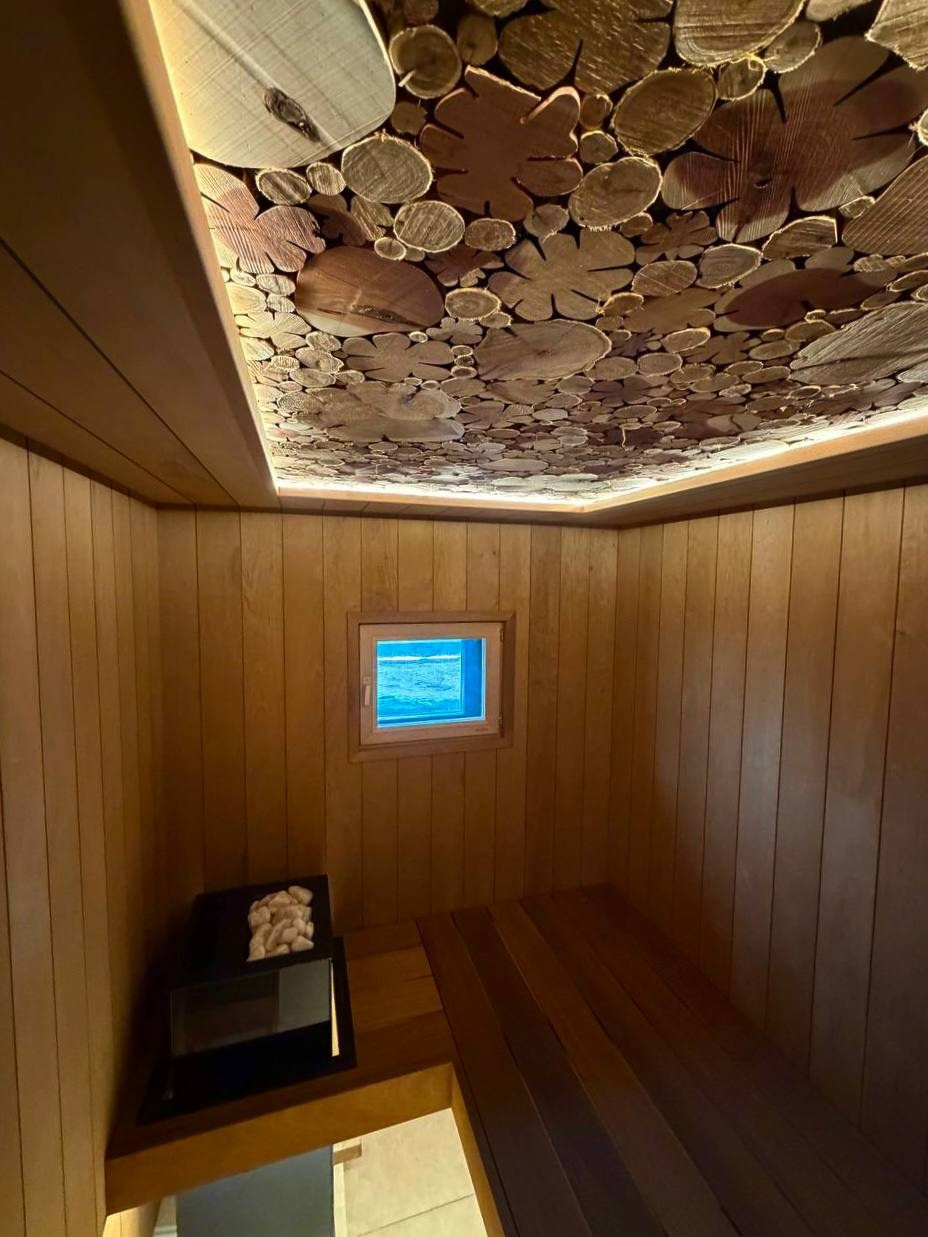 Сауна в Велигонтах для TopKamin: широкая термоольха, массивное можжевеловое панно и стильная электрокаменка Sangens в стекле 🔥. SaunaTopMasters